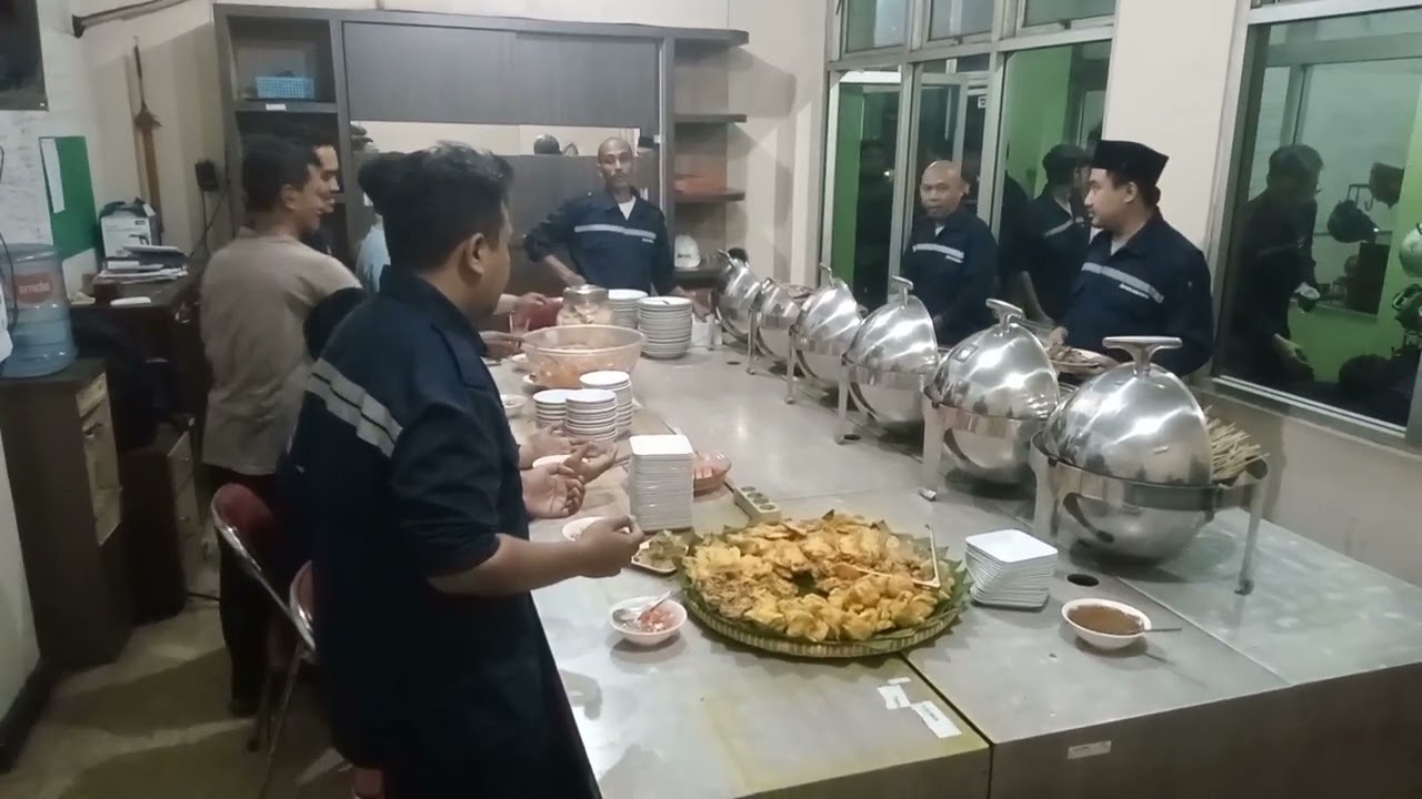 Buka Bersama Buruh Pabrik! Merangkai Kebersamaan Dalam Setiap Tekanan #buruhsejahtera #buruh 