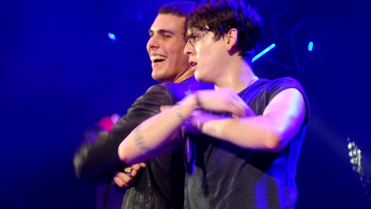 Reggaeton Lento - CNCO en Radio Disney Vivo 2018 HD