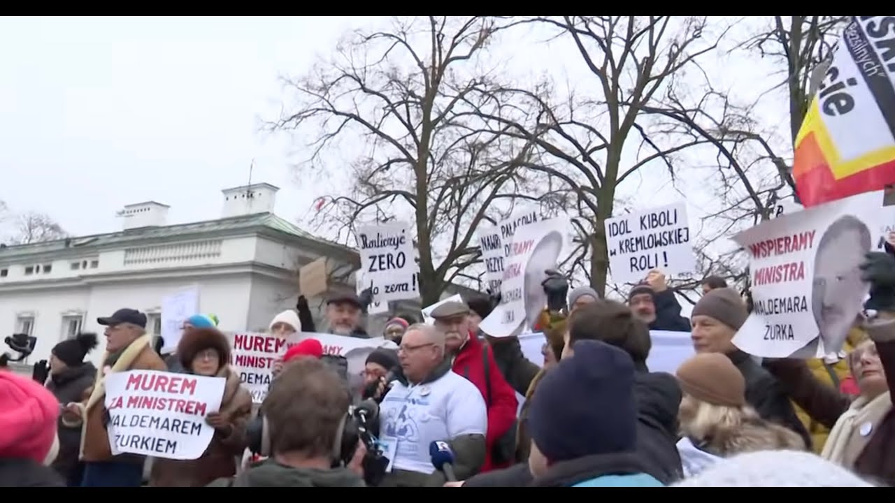 Nienawistni sympatycy Tuska spotkali się z Żurkiem. Czego dotyczył ich protesty? Zabrakło argument&oacute;w