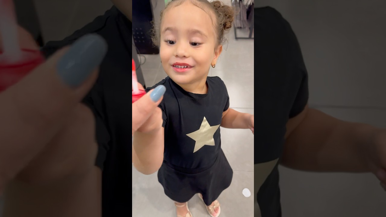 Izadora passou blush l&iacute;quido na boca porque pensou que era gloss #izadoralima #rotinademae #shopping
