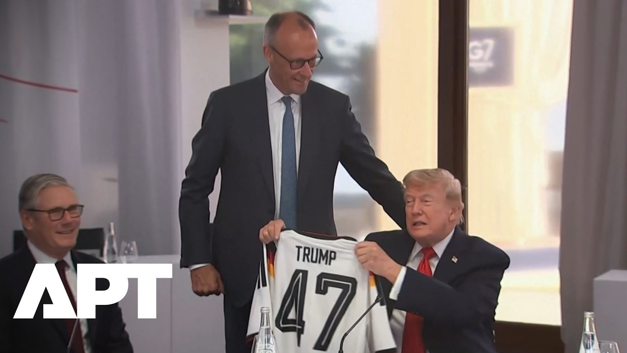 СМОТРИТЕ | Мерц вручил Трампу футболку с номером &laquo;47&raquo; в честь второго президентского срока на сам...
