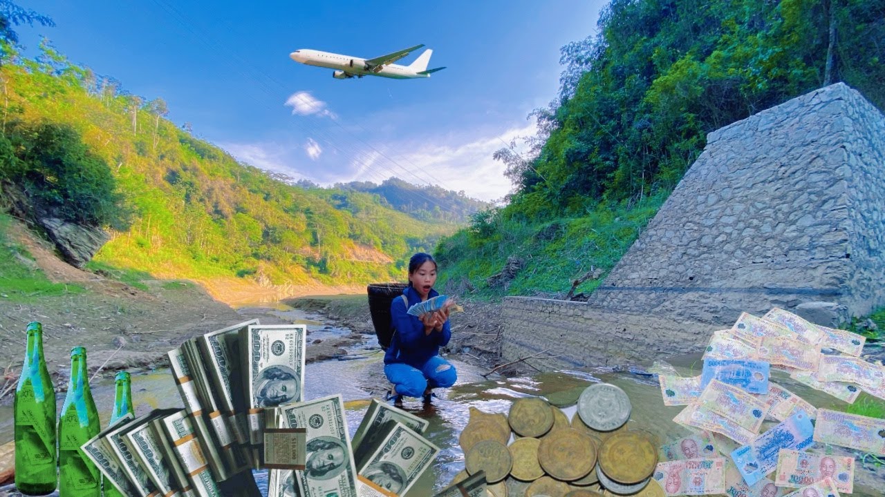 The scrap girl was lucky enough to pick up a glass bottle containing a lot of money..