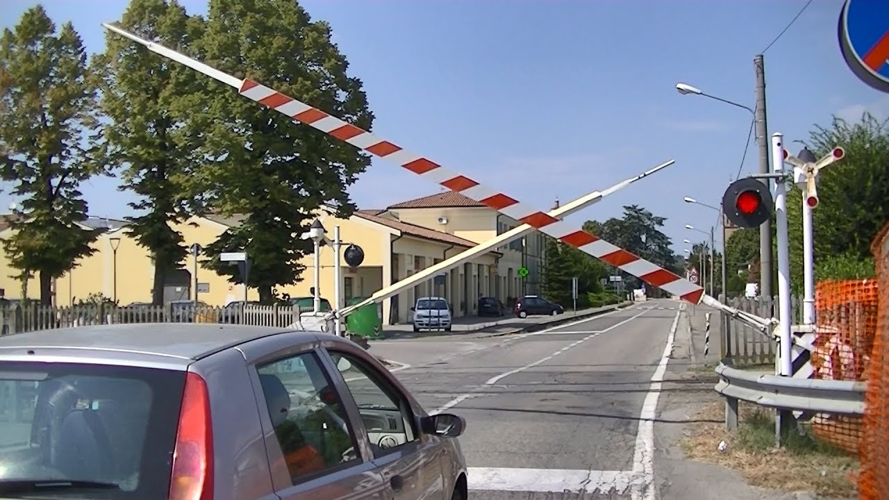 Spoorwegovergang Gualtieri (I) // Railroad crossing // Passaggio a livello