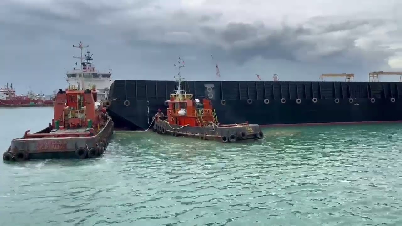 proses penurunan kapal tongkang BB.FANTA BATAM (part2)