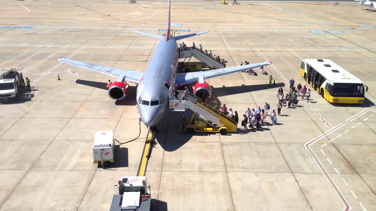 Jet2 flight turn around FAO - Faro, Algarve, Portugal