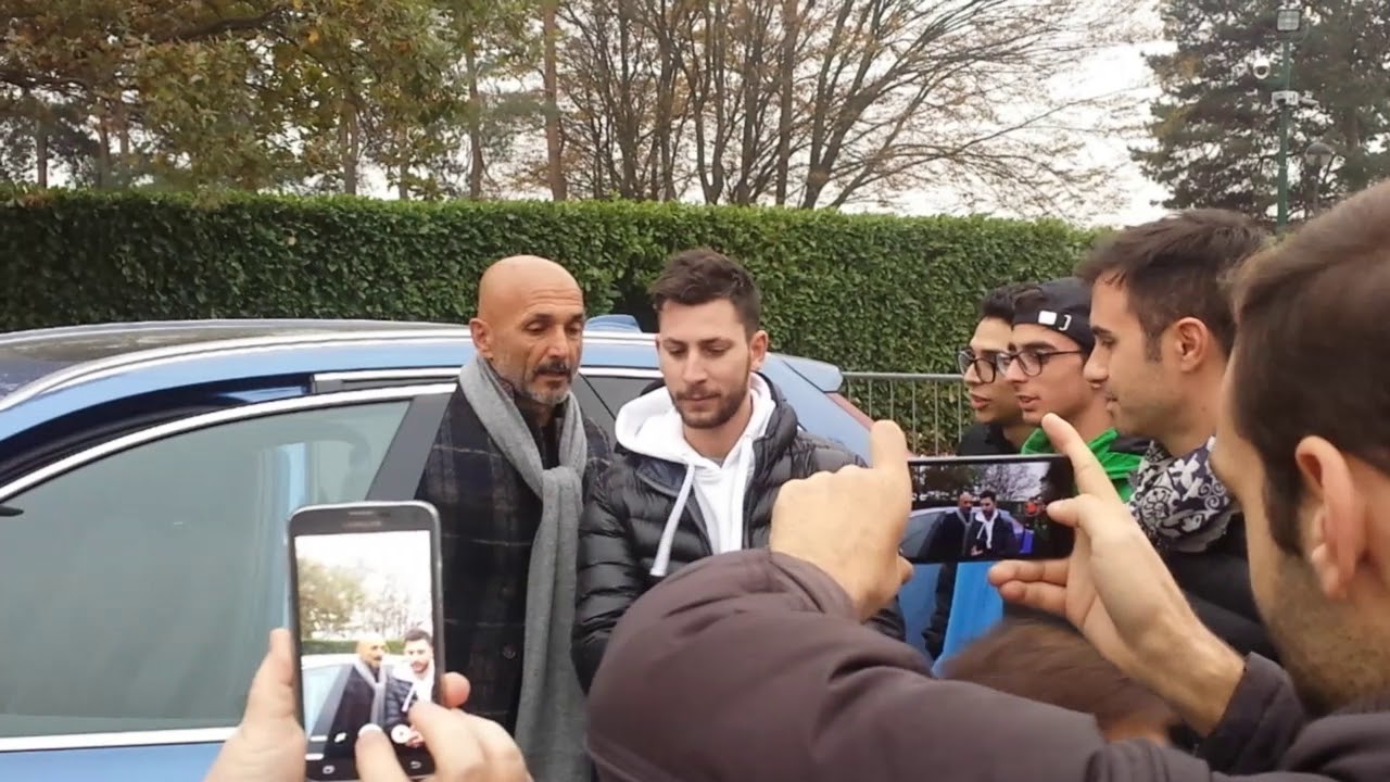 Spalletti tra i tifosi dell'Inter: foto e autografi ad Appiano