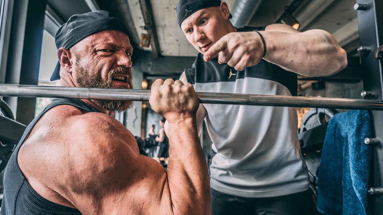 Riesige Schultern! Powerbuilder zeigt sein Schultertraining