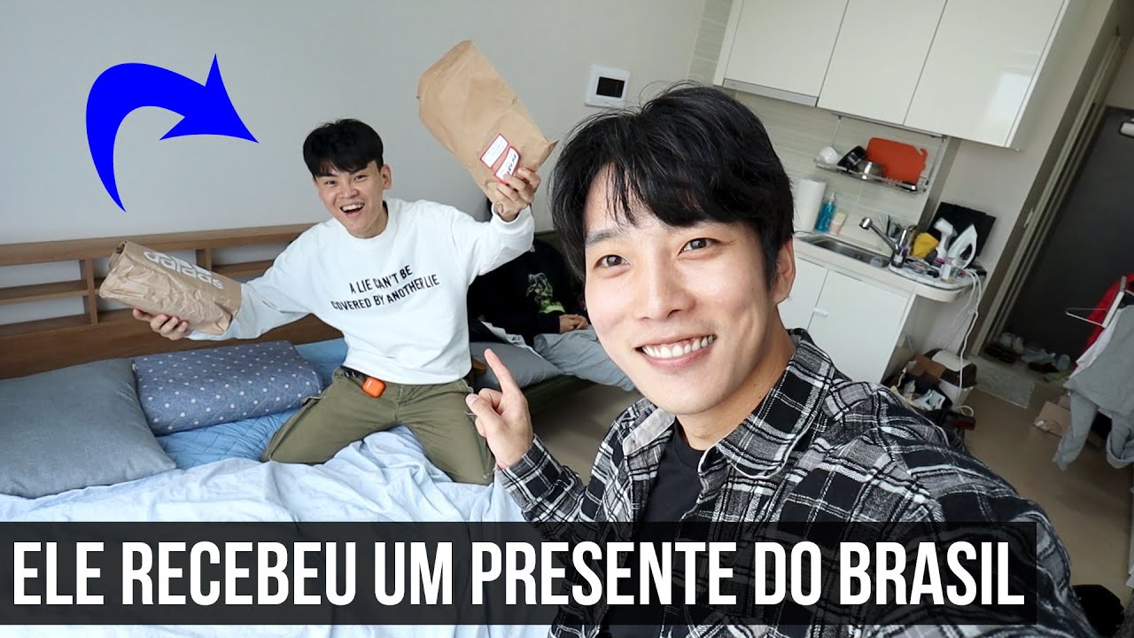 MEU AMIGO COREANO RECEBEU UM PRESENTE DO BRASIL PELA PRIMEIRA VEZ !!