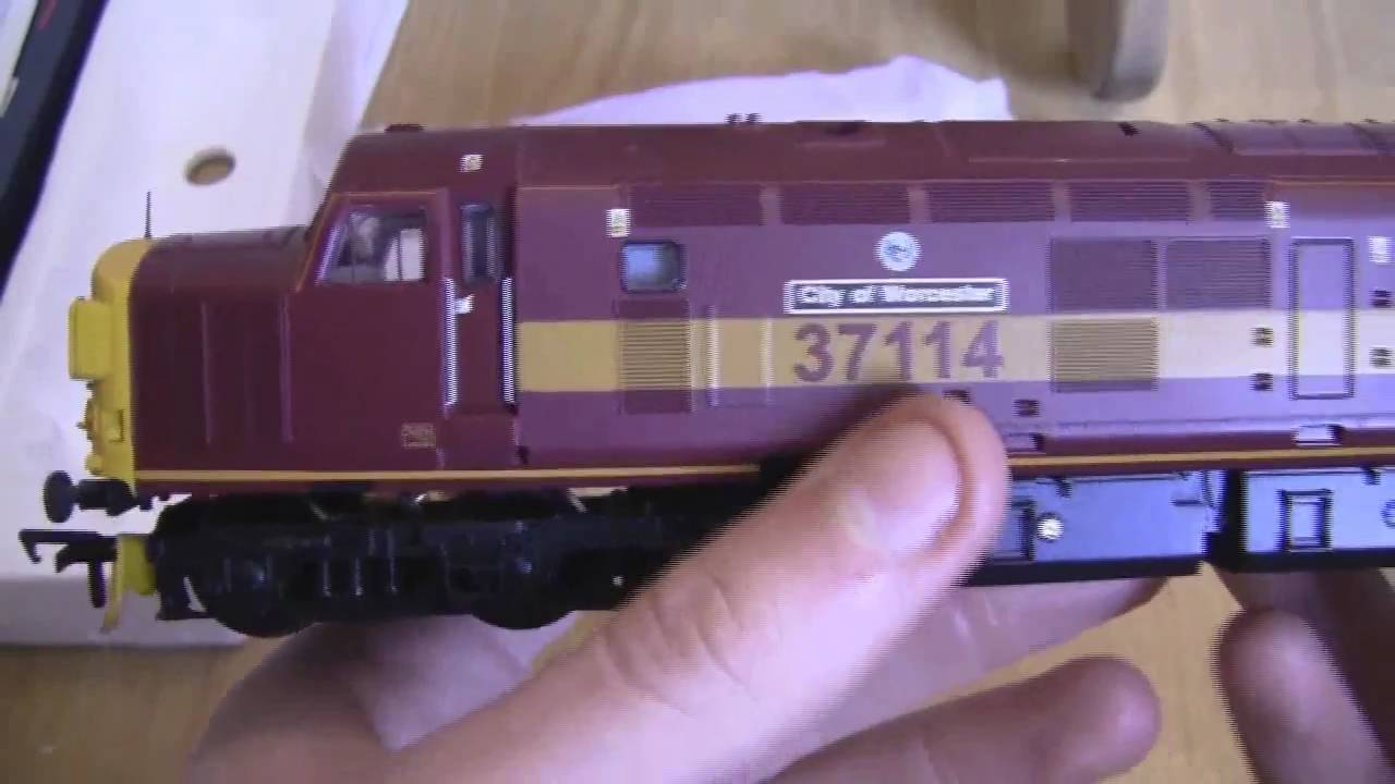 Opening The Bachmann Class 37 In EW&S Livery