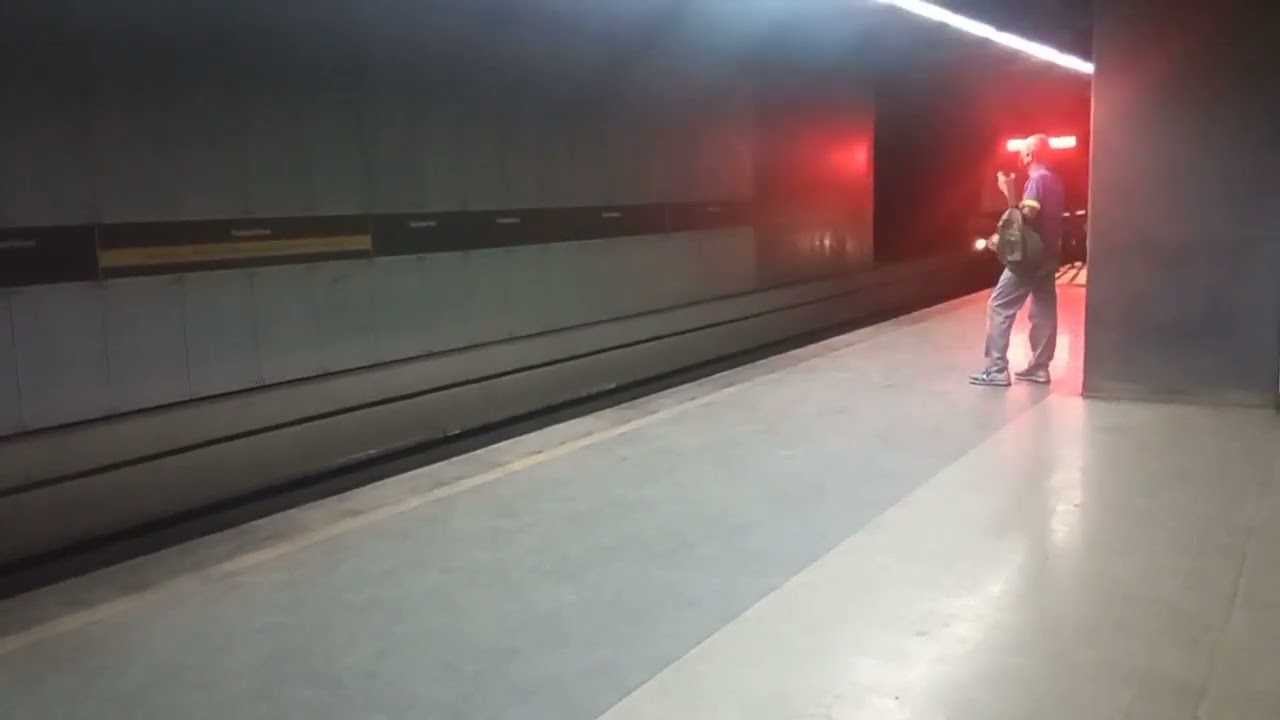 Metro de Caracas Línea 2 trenes Alstom S1, S2, y S9 en la estación Capuchinos