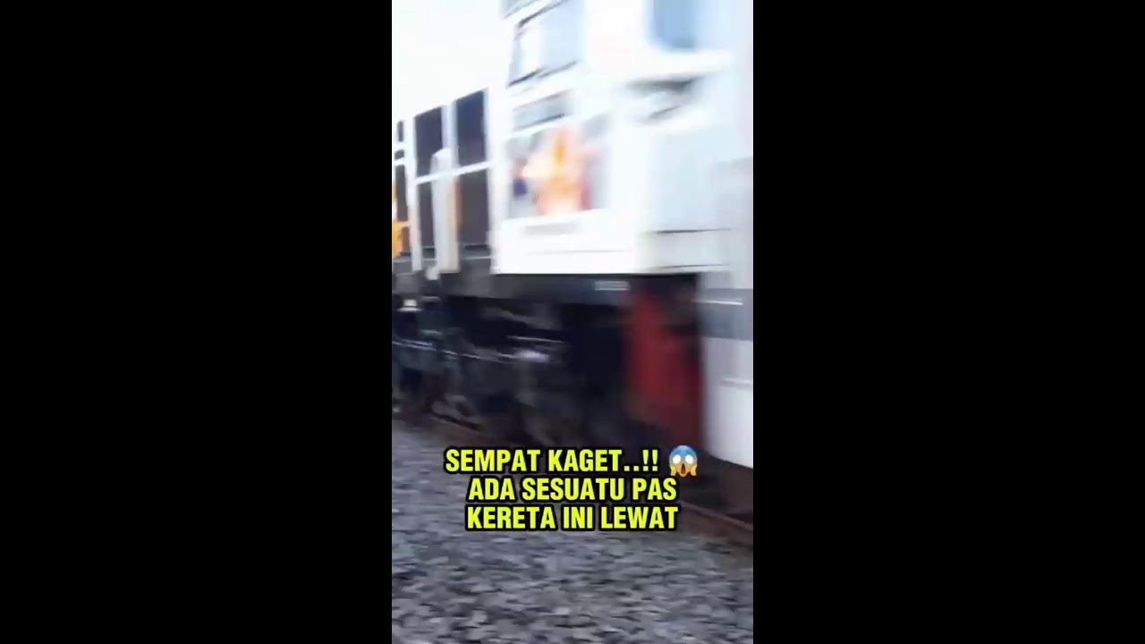 SEMPAT KAGET..!! 😱 ADA SESUATU PAS KERETA LEWAT