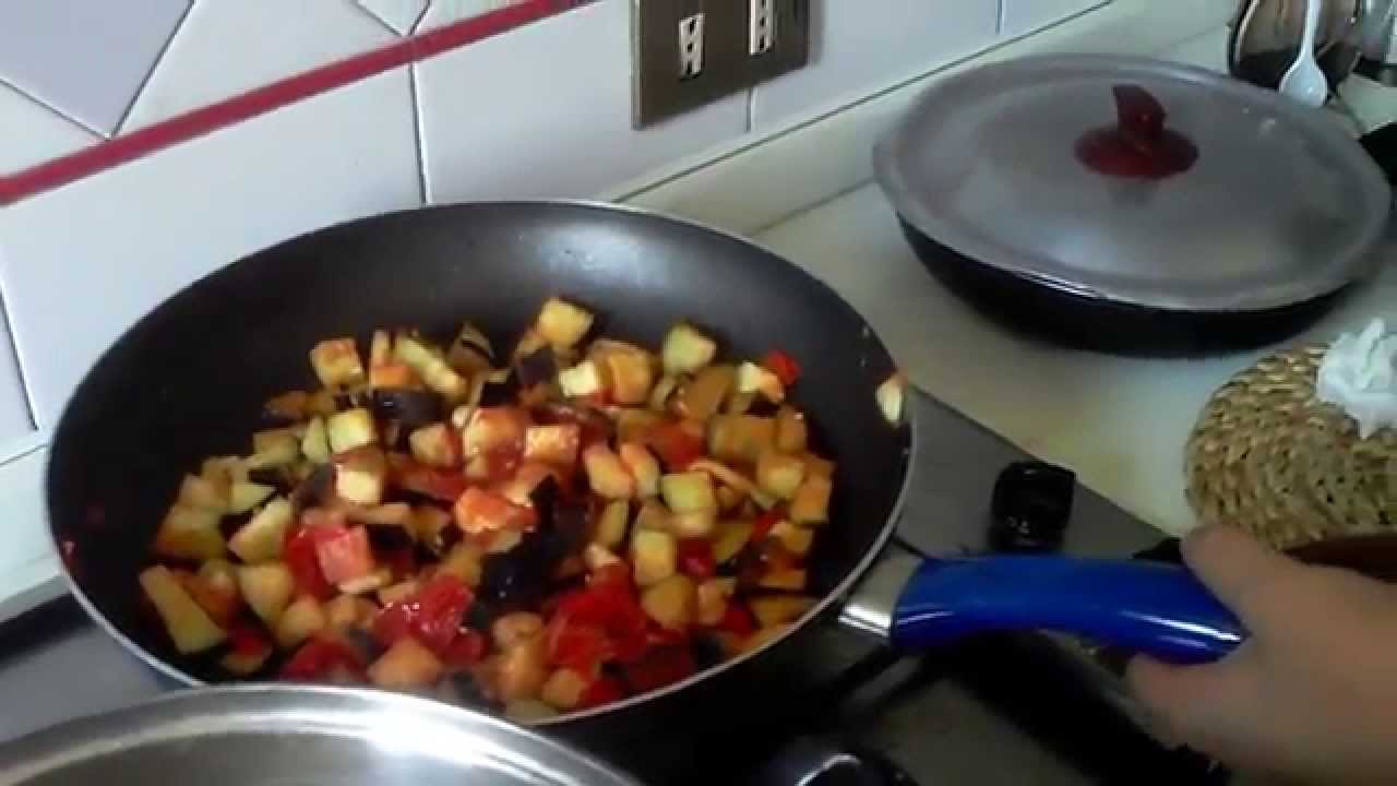 A pranzo con una bellissima tettona! | Tortellini con melanzane e pomodori