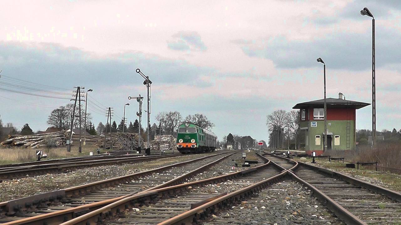 SU45-089 z pociągiem specjalnym Czarne - Krzyż wyjeżdża z Łubowa