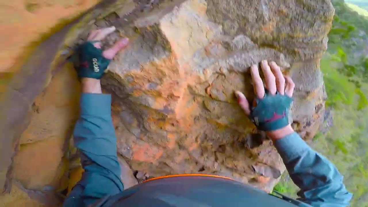 Trad climbing The Iliad pitch 4 (15) at Sublime Point , Blue Mountains