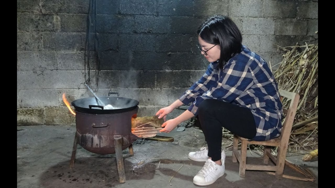 表妹提着羊肉来做客，小莫煮河鱼招待表妹很爱吃，直夸味道真棒