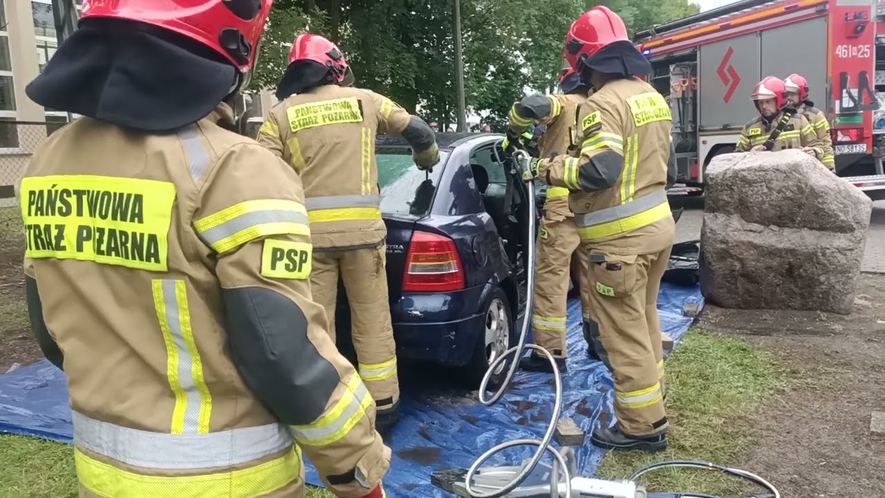 Ugaszenie i rozcinanie samochodu! Straż pożarna w akcji w Iławie. Akcja ratunkowa