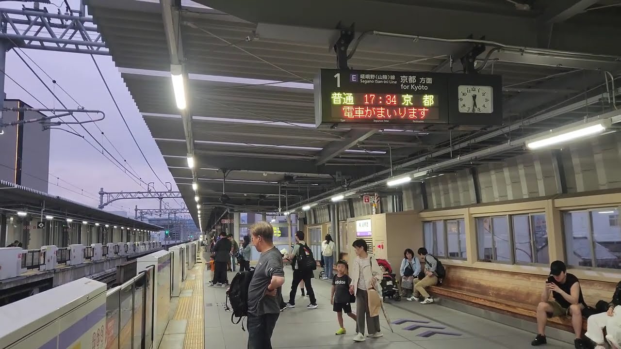 [4K60] JR West Sagano Line 221 series arriving and departing Umekoji-Kyotonishi station