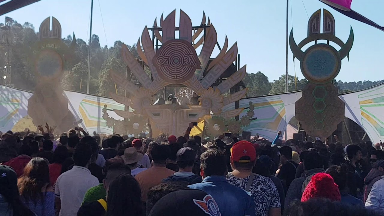 Circuit Breakers live at Ozora one day in Mexico. (intro)