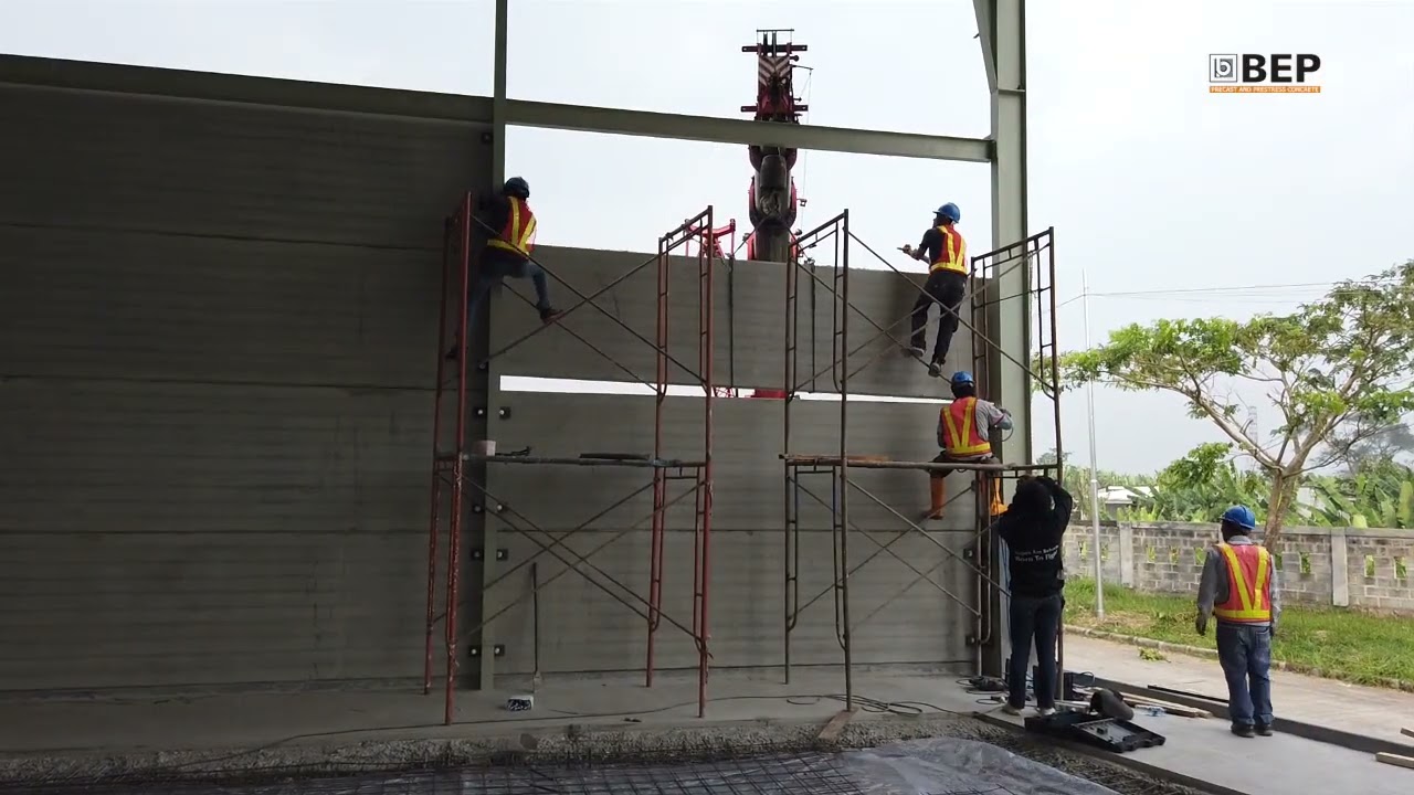 Pemasangan dinding precast HCW di kolom baja