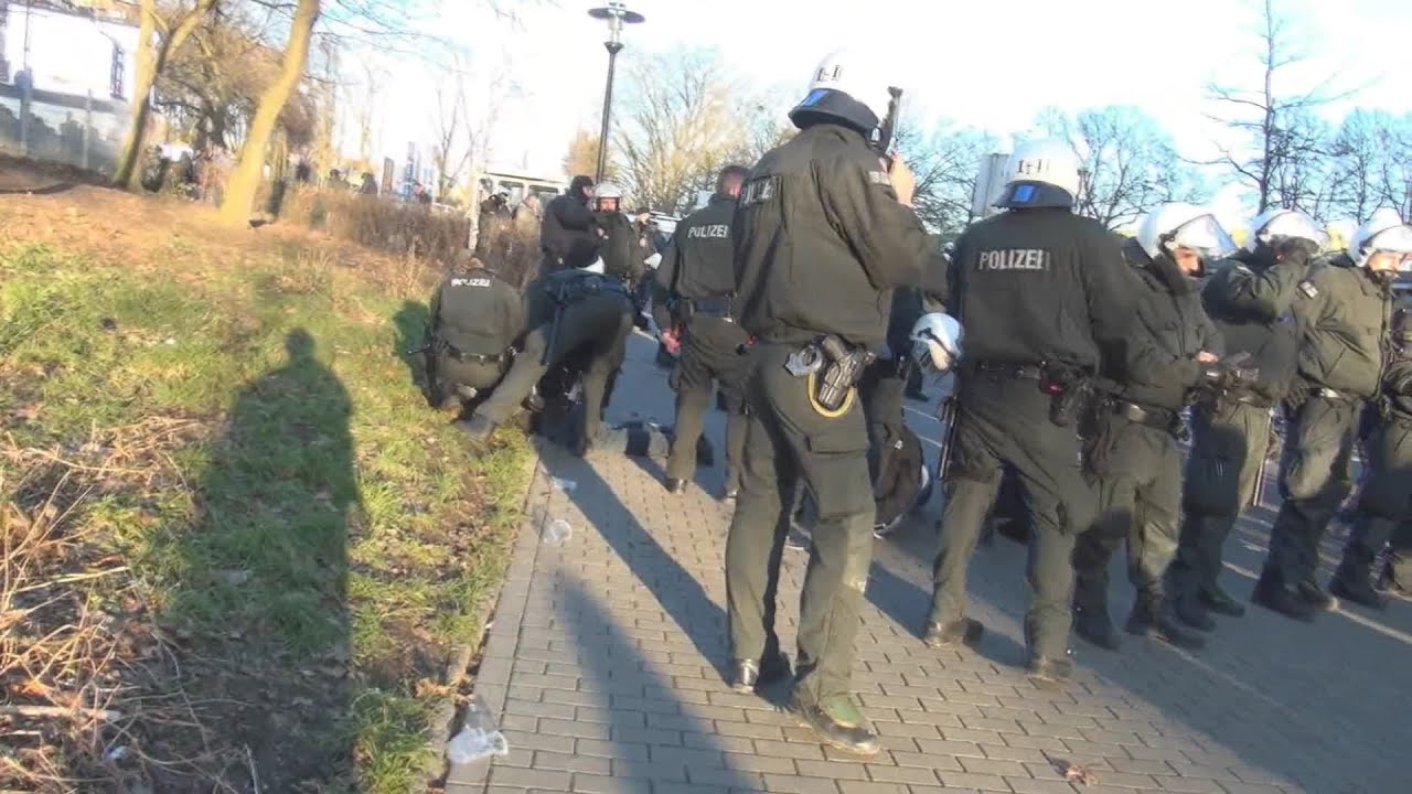 Versuchter Blocksturm + Auseinandersetzung bei Derby BVB-Schalke am 28.02.15