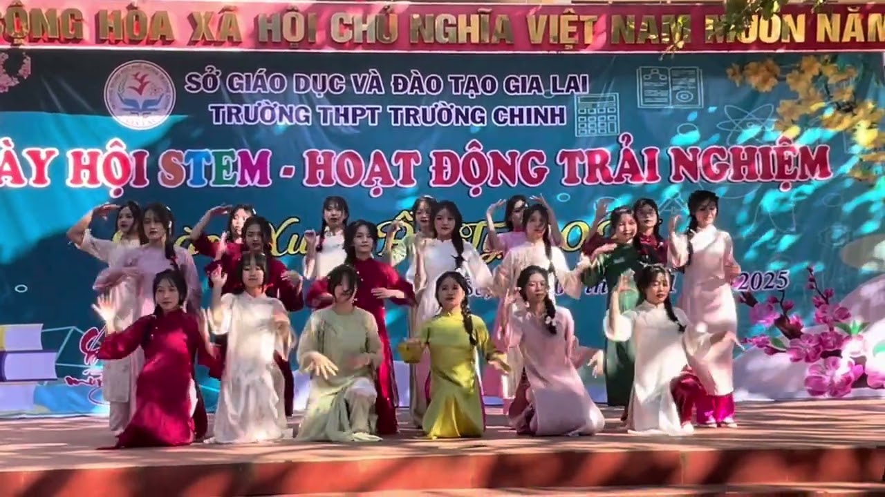 Như Hoa Mùa Mùa + Một Năm Mới Bình An 12A1 THPT Trường Chinh