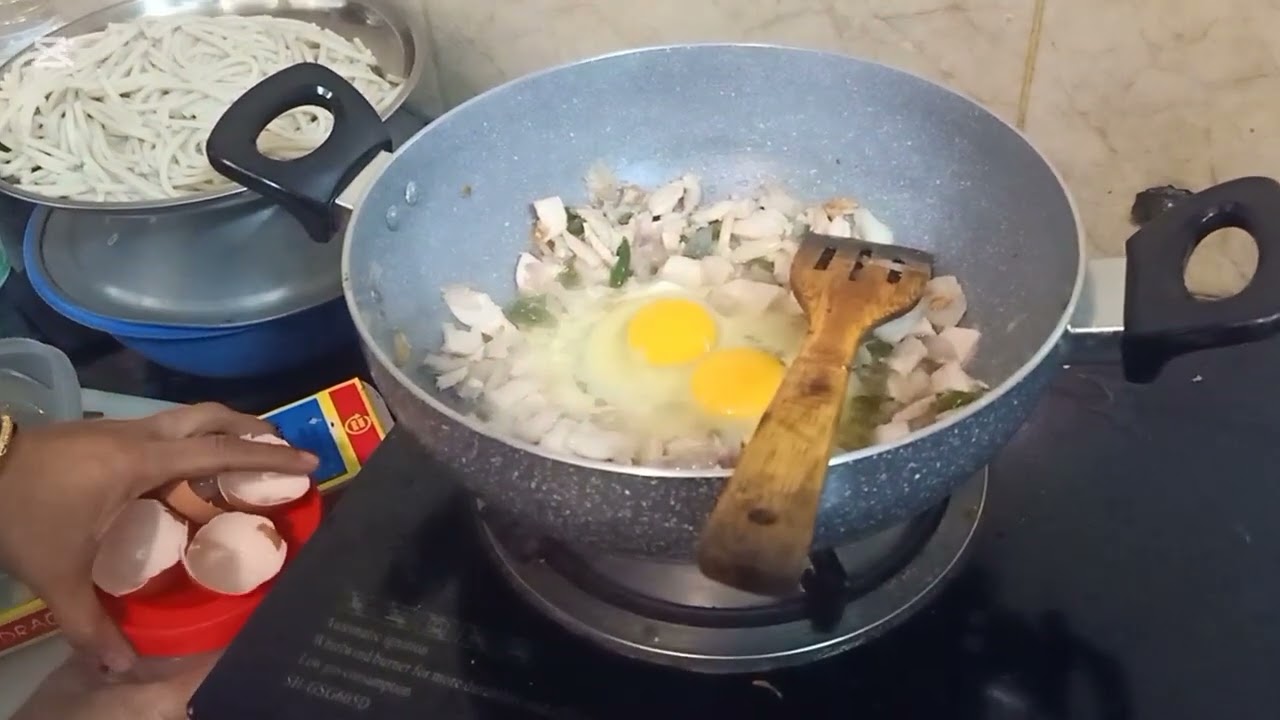 চাউমিন রান্না করতে যেয়ে যে অঘটন ঘটল