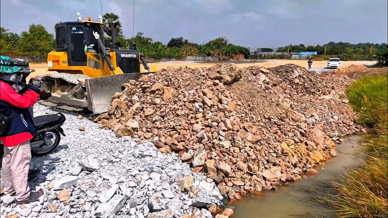 Add_Size Projectly Dozer DH17C3 Skill For Building The Water Using Stones For Fill Landfill Pushing