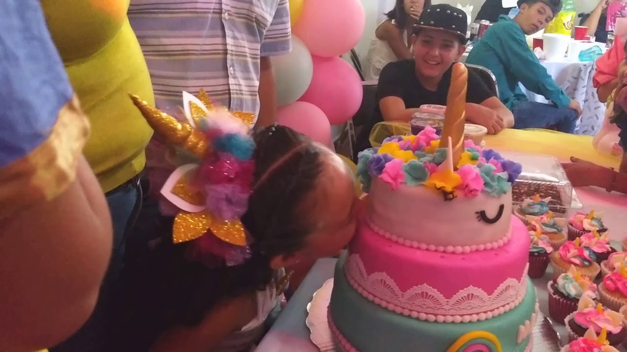 EN EL PASTEL CANTANDO LAS MA&Ntilde;ANITAS EN LA FIESTA DE KAREN QUE CUMPLI&Oacute; 9 A&Ntilde;OS 02 JUNIO 18