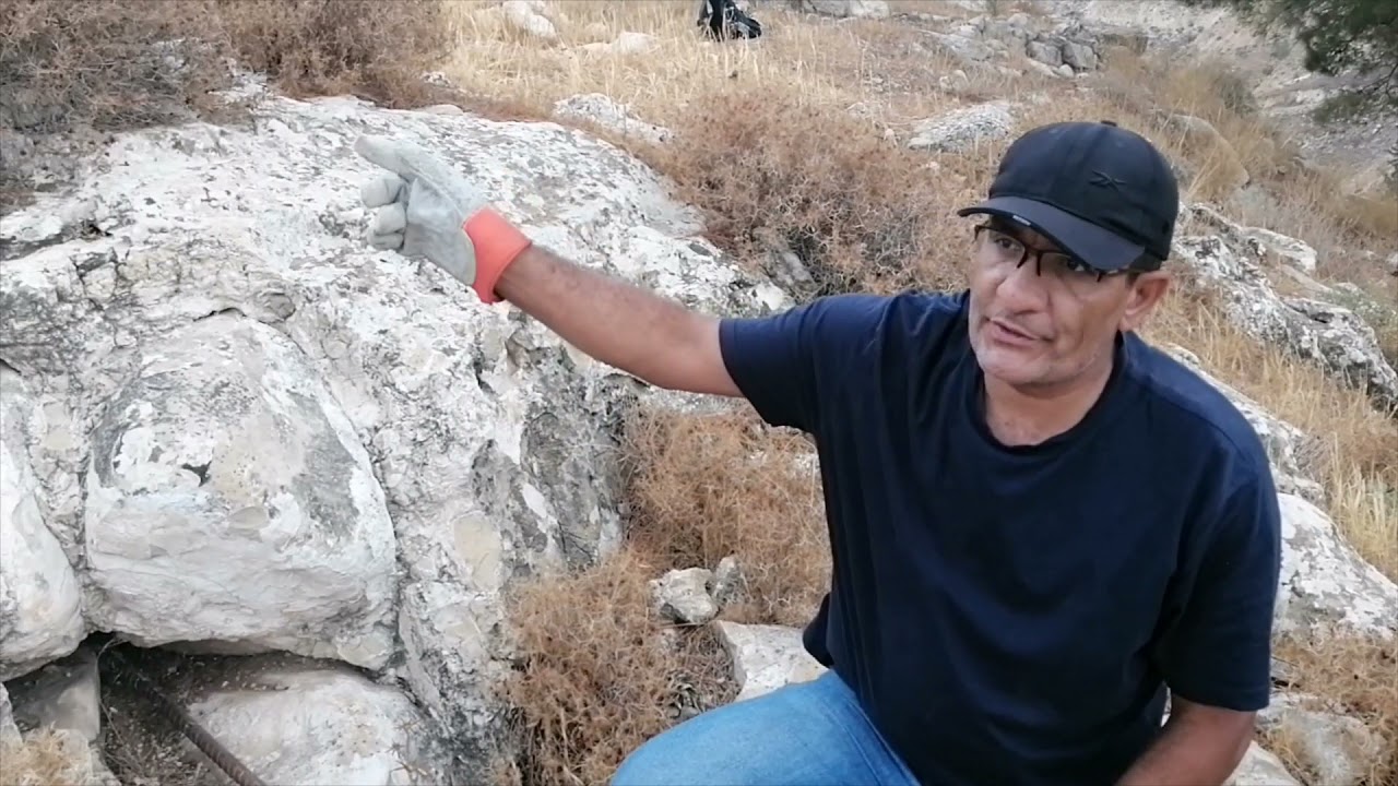 من اجمل البوابات التي رأيتها مدخل الى مغاره وبعد الفحص طلعت تكنيزيه شاهد الفن في اغلاق البوابه