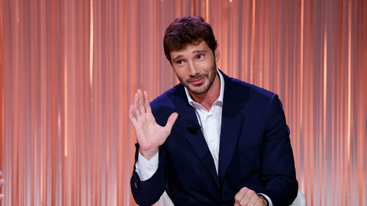 Affari Tuoi, De Martino ha deriso l'avversario davanti a tutto lo studio Quella è stata una parti