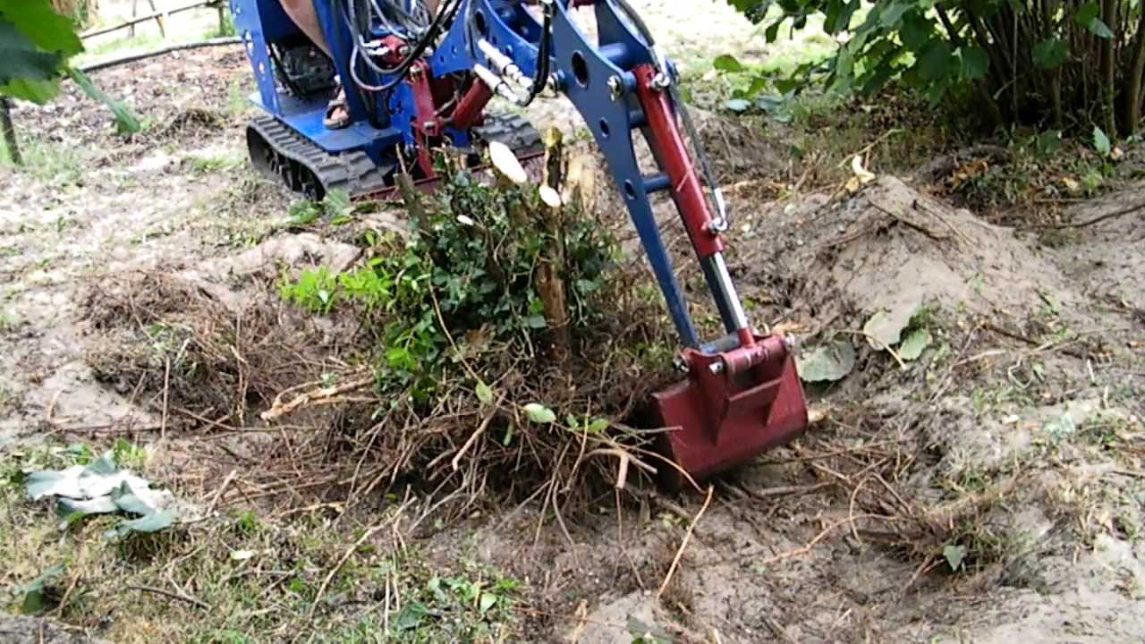 Mini Pelle La Sauterelle - 14 - Dessouchage Arbuste 01