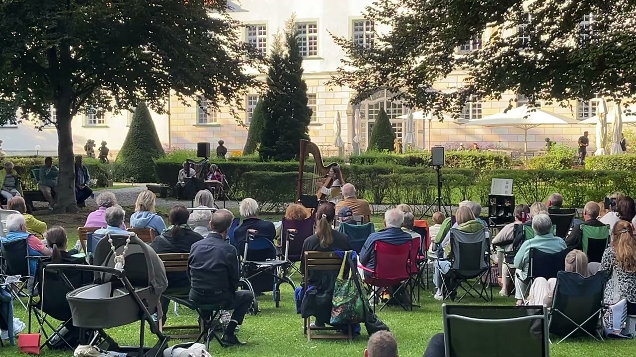 Wellenreiten Annalena Storch live im Schloßpark Lautrach