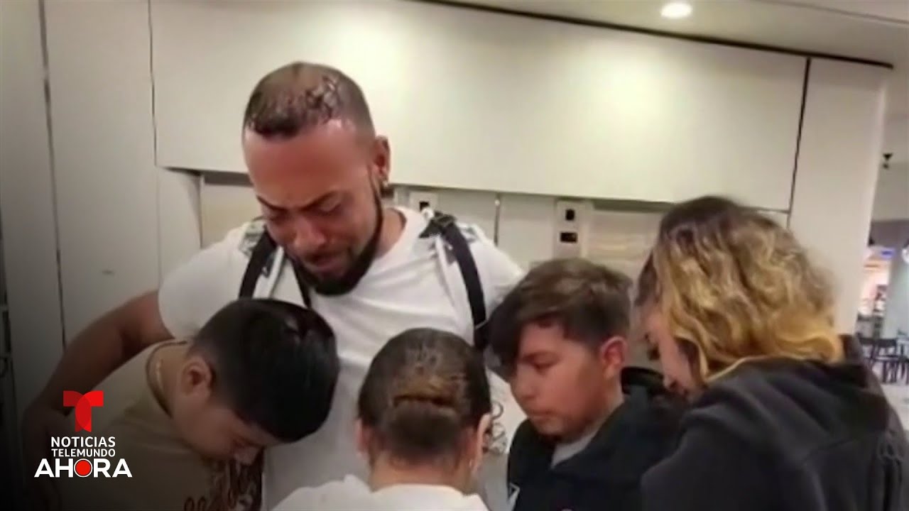 Migrante vuelve con sus padres tras autodeportarse y lamenta dejar a su familia | Noticias Telemundo