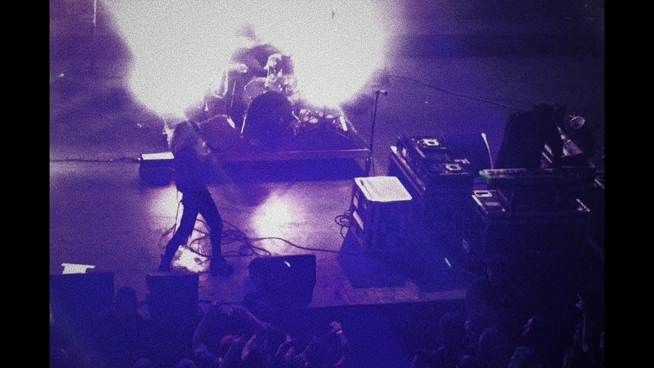 DISCIPLINE - CRYSTAL CASTLES (LIVE)