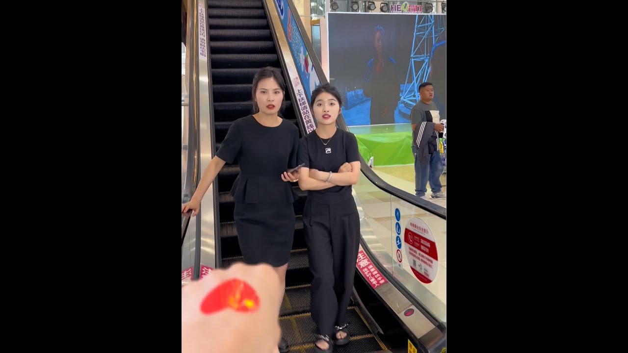 在电梯口，挑战和陌生人碰拳传递微笑，看看究竟是什么样的人会选择和你碰拳#治愈系笑容  #一定是特别的缘分 #暖心碰拳