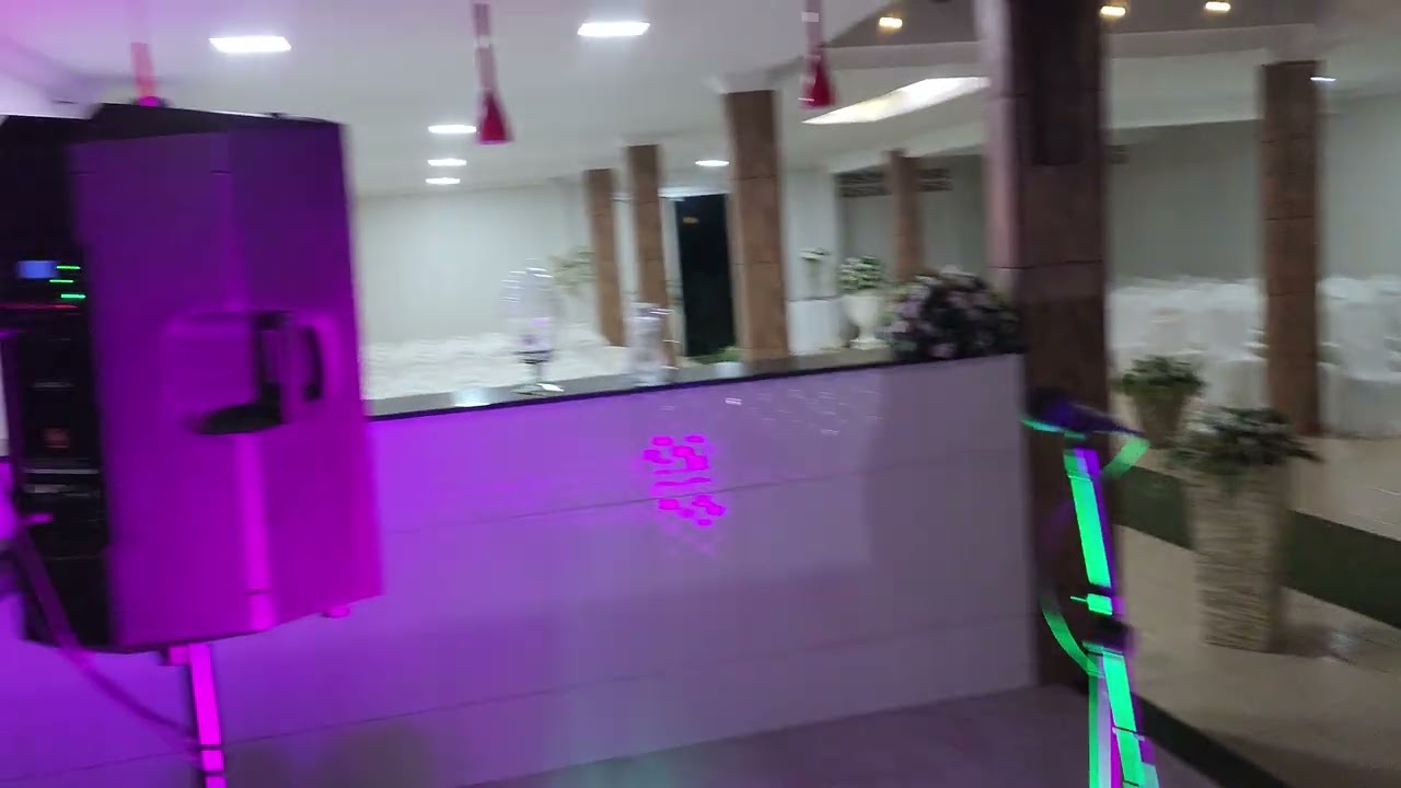 Som pequeno pra cerimonia de casamento - local fechado com muita reverberação.