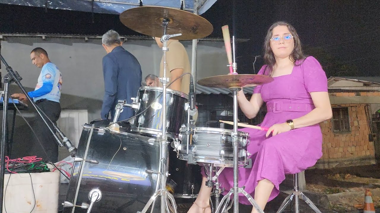 Baterista linda! impressiona na levada gospel, evento na rua.