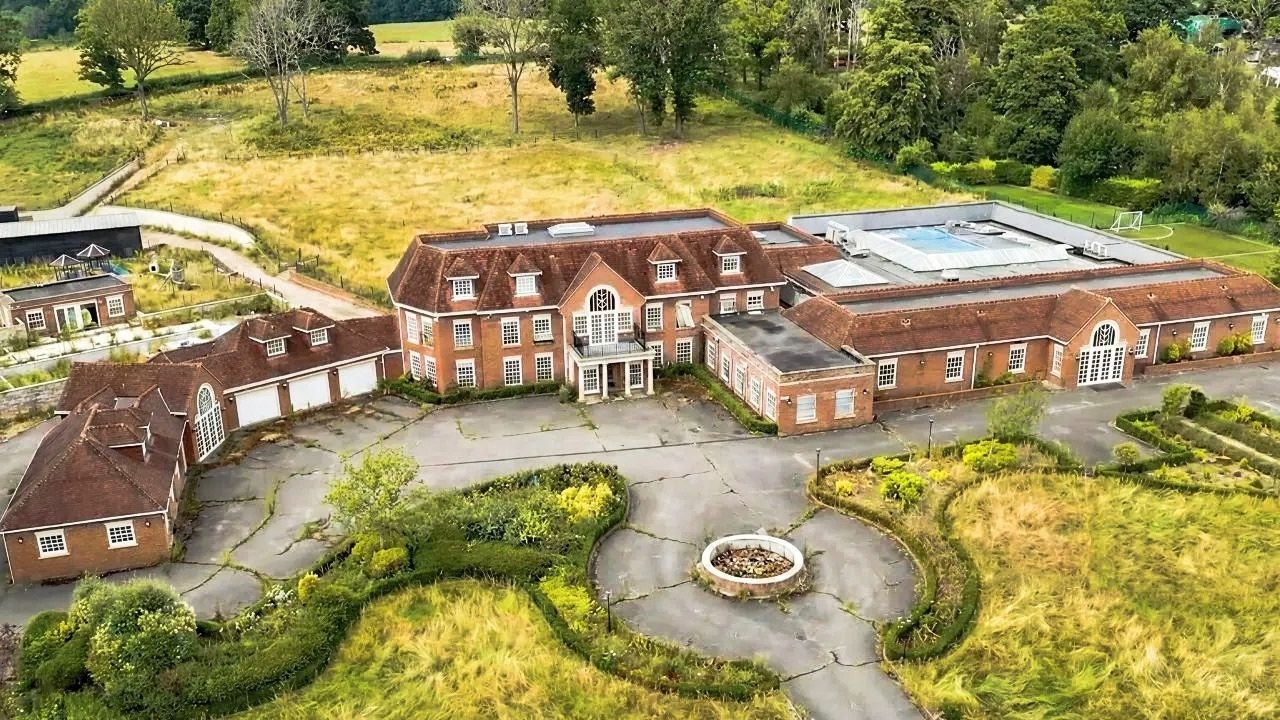 Bankrupt BILLIONAIRE'S ABANDONED Mega Mansion With EVERYTHING Left Inside