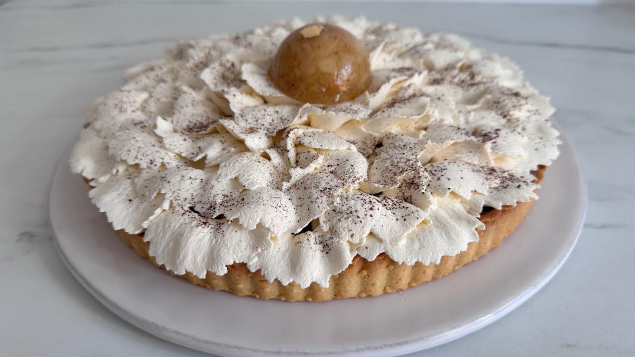 L' irrésistible Tarte Aux Poires : Pâte sablée, insert poires vanille,crème d'amandes,coulis poires.