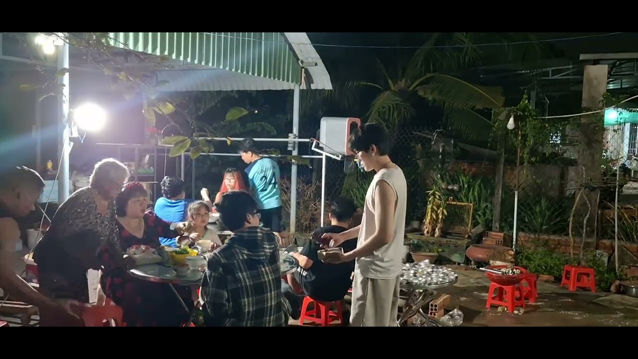 Gia Đình Em Ú (889) Cùng mẹ con em ú ăn Hàu nướng ngon quá cả nhà ơi 