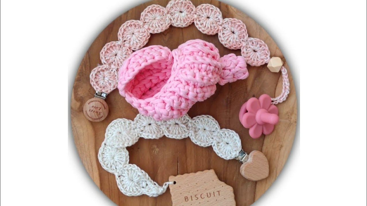 Attache tétine au crochet