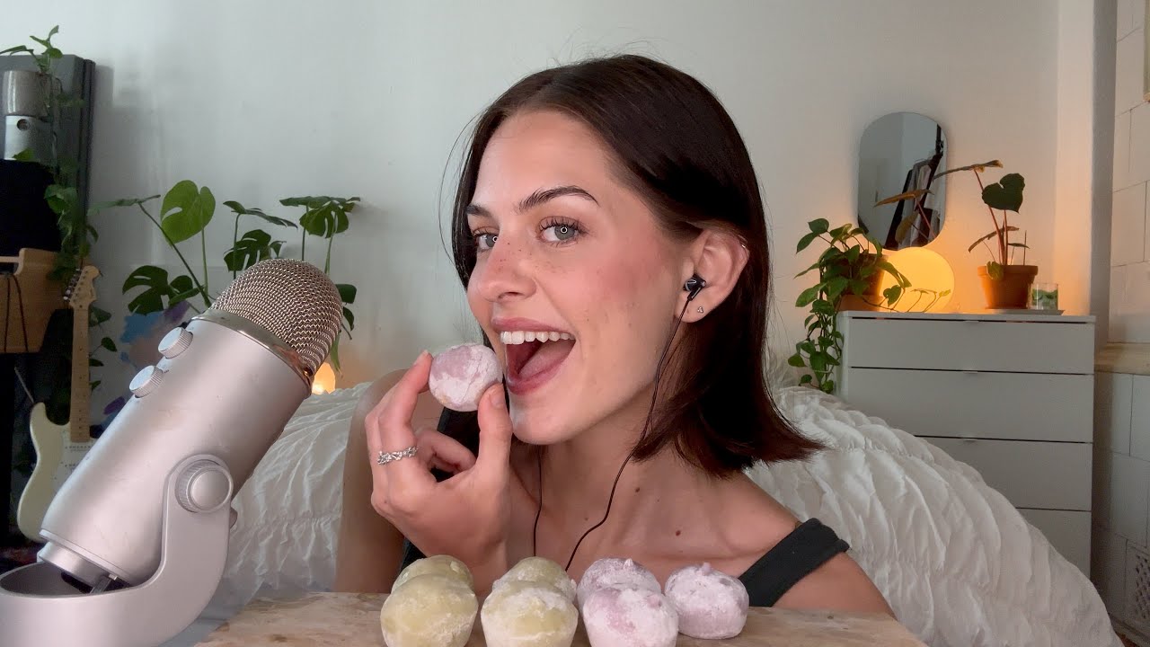 ASMR eating mochi ice cream🍨