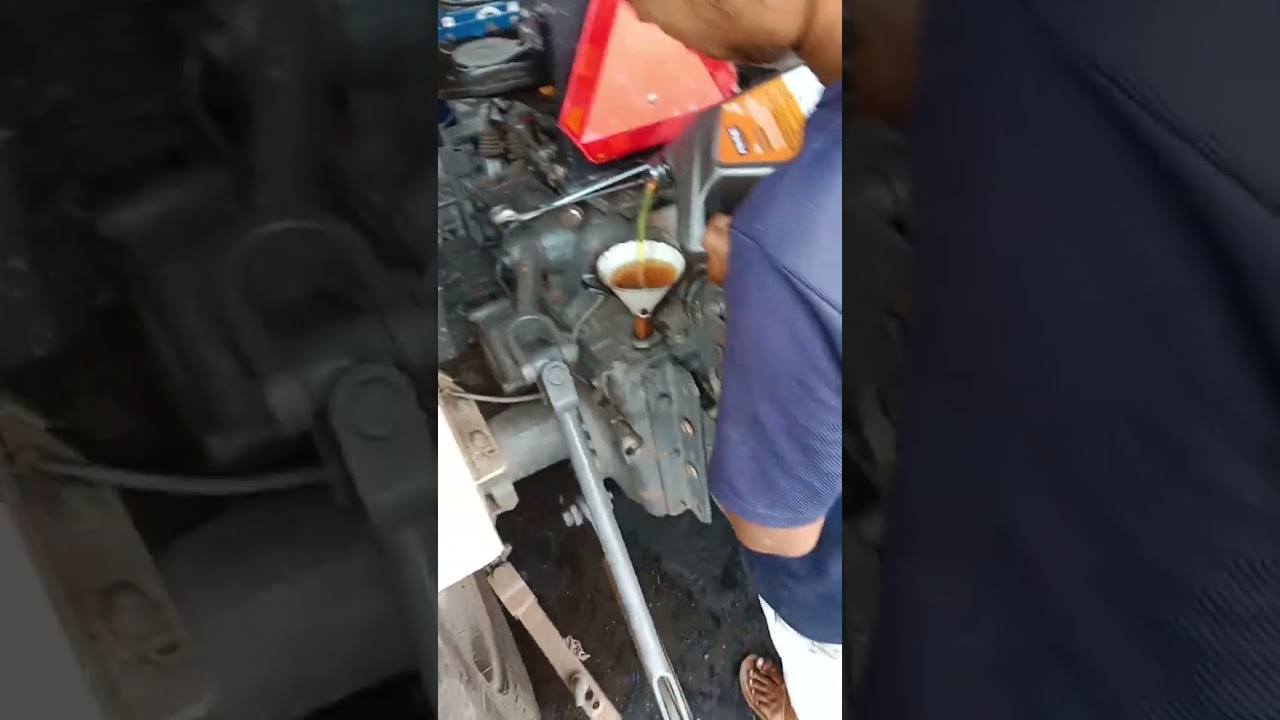 swaraj trectar ko hydraulic oil kaise  es video me dikhiye 