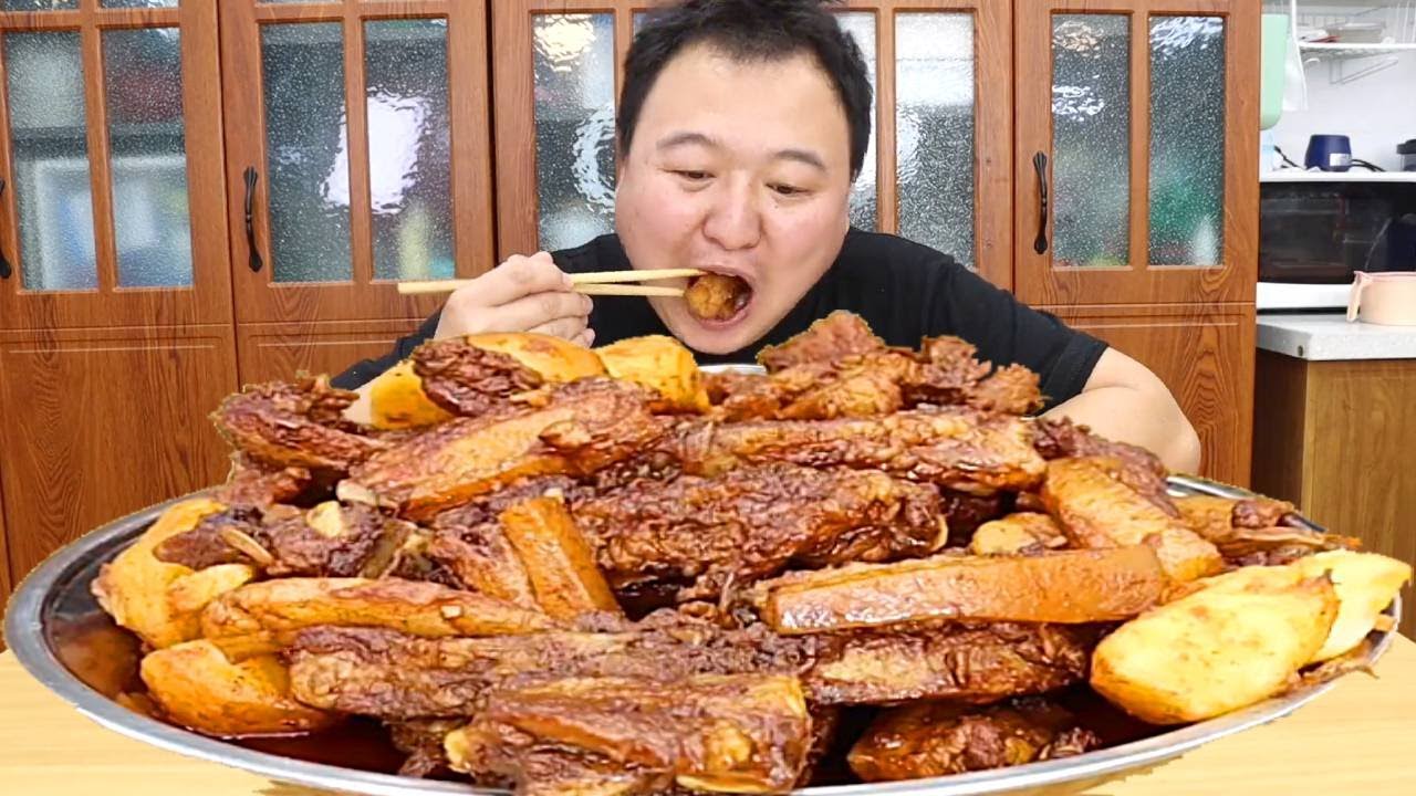 A Qiang's stewed pork ribs and pork belly is melt-in-your-mouth delicious!