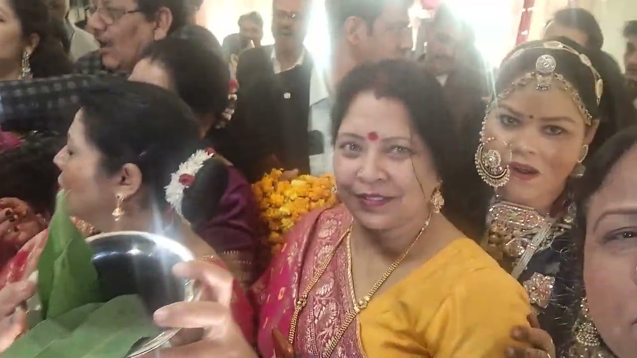 गेट पर बरात  का स्वागत  करते परिवार  के लोग  ❤️❤️