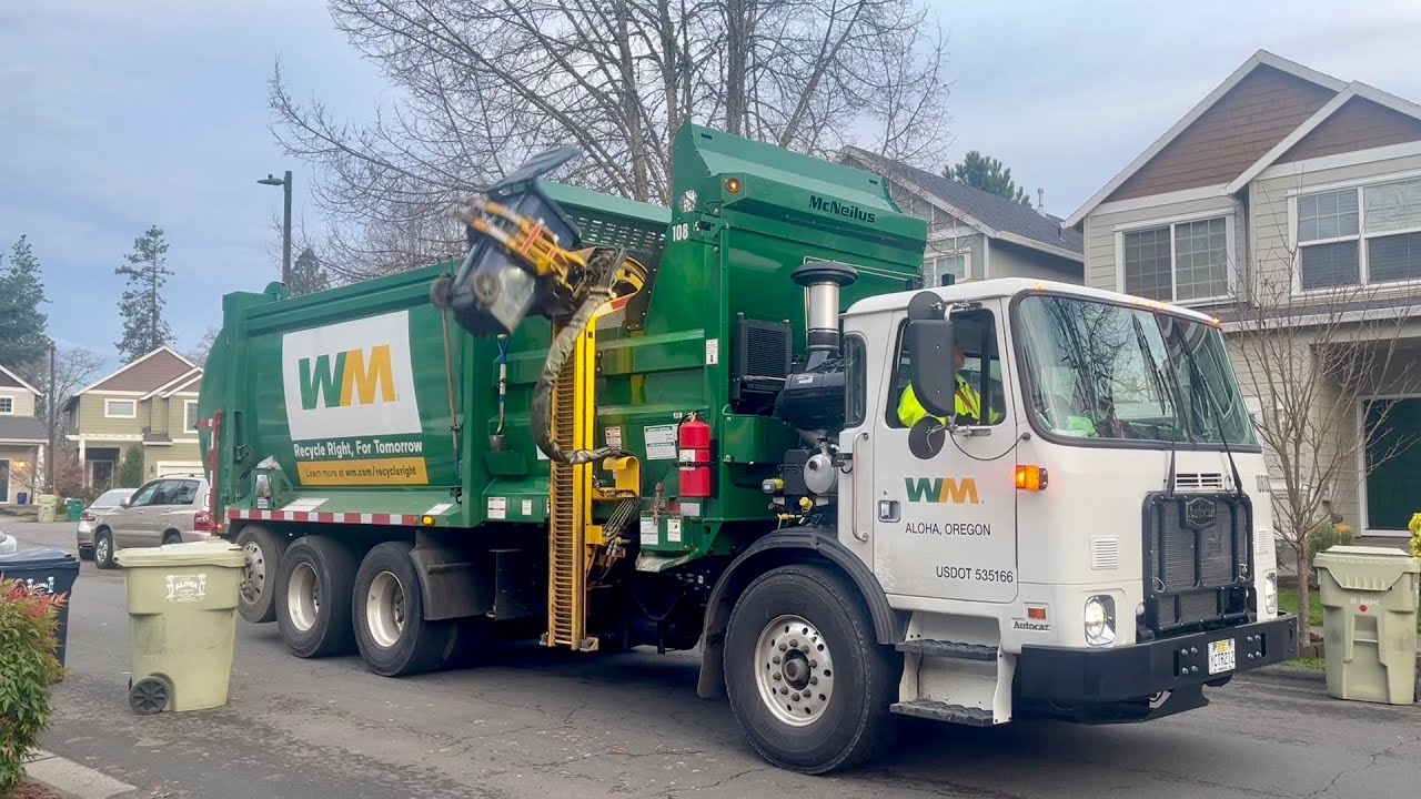 Waste Management- NEW Autocar ACX McNeilus ZR Garbage Truck!!