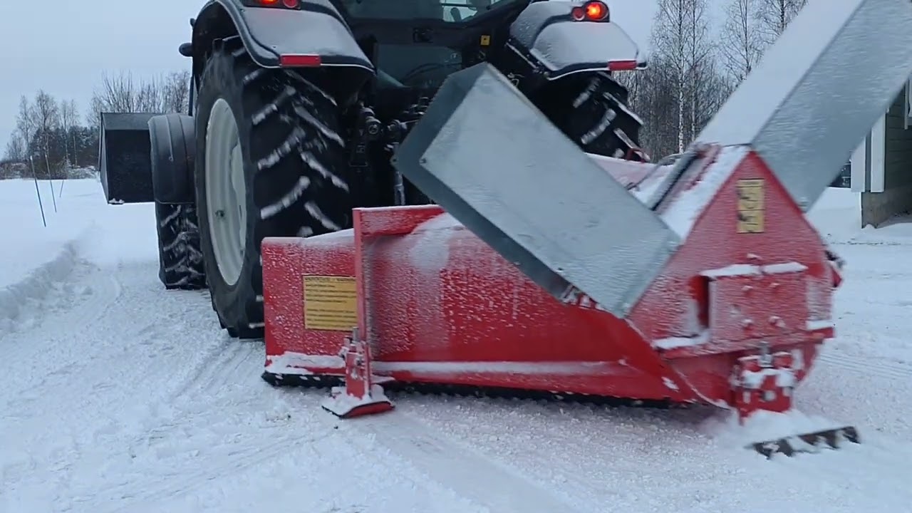 Lumilinko Esko, veturina Valtra. Kuski, kuvaaja ja editoija Erkki
