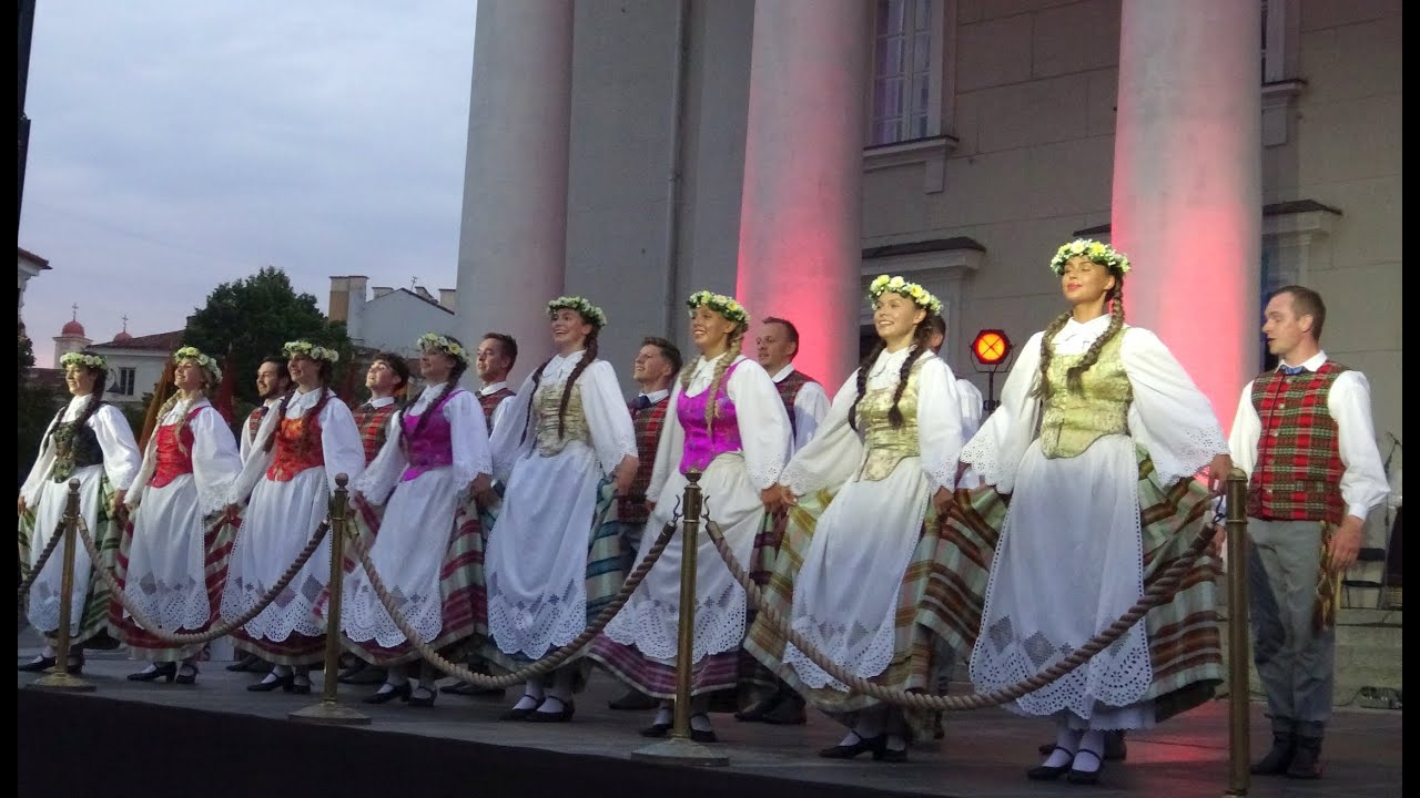Rotušės kolonada. Koncertas skirtas Laisvės nuo sovietų okupacijos dienai