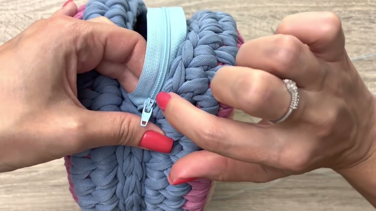 Como colocar zíper em bolsas de crochê com fio de malha - Colocação de zíper #acabamentos