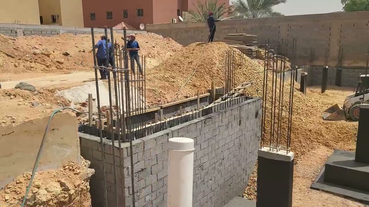 مرحلة الدفان بعد عزل القواعد في أحد مشاريعنا